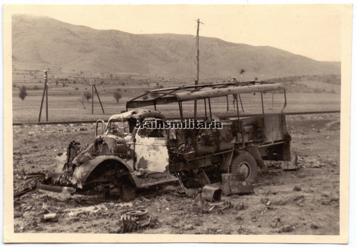Orig. Foto zerstörte englische Lkw Beute Truck b