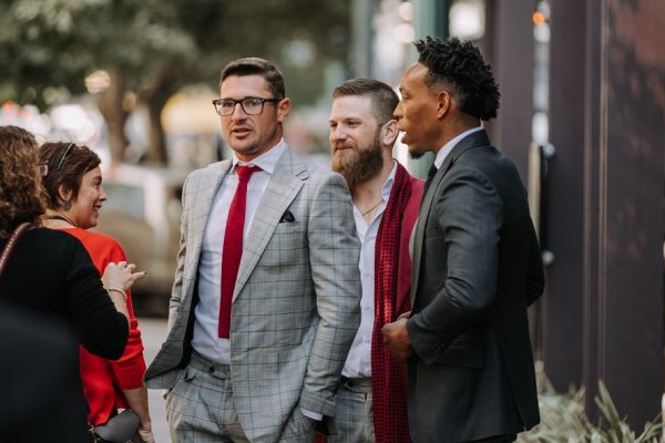 muskarci u odelu na ulici