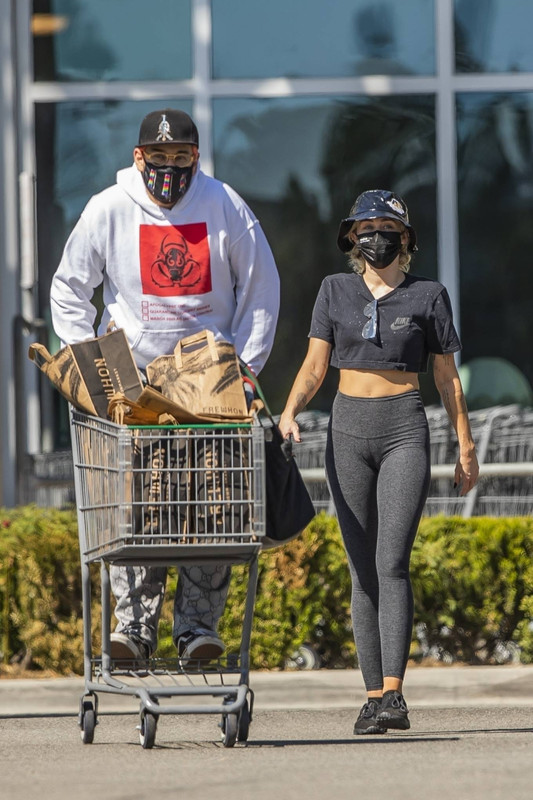 Miley-Cyrus---Grocery-shopping-candids-04