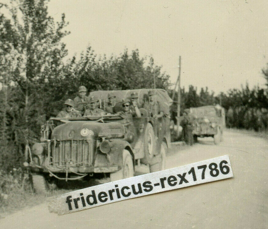 Foto WH Ostfront Kübelwagen KFZ Mannschaftswagen Steyr 1500 mit Kennung Wappen