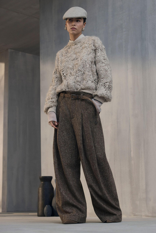 Maglioni Autunno 2026, maglia beige materica di Brunello Cucinelli con pantaloni ampi