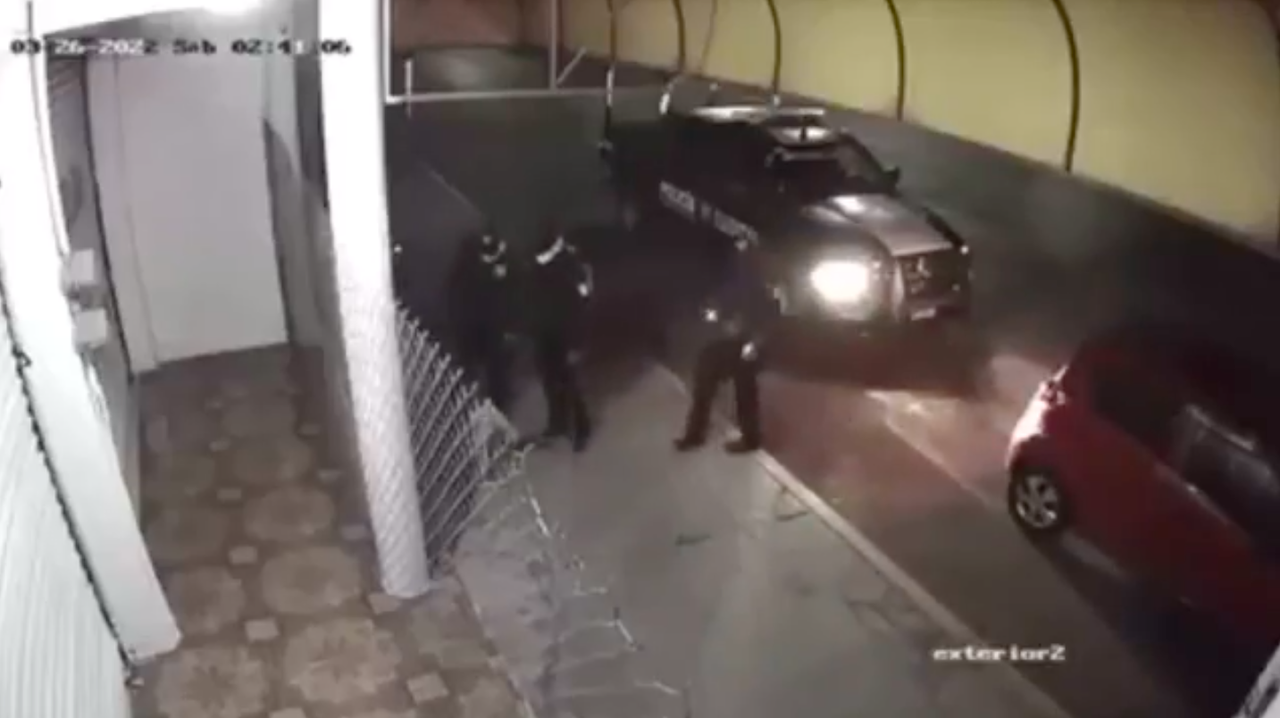 Graban a policías de Edomex robando y golpeando a un ciudadano