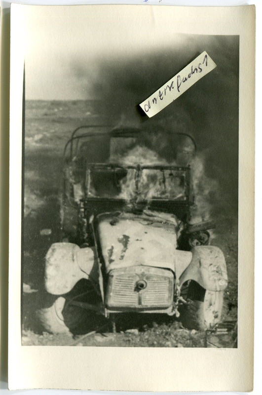 brennender WH-Kübelwagen in Afrika beim Afrikako