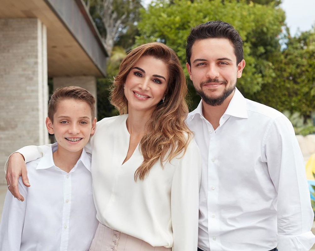 Pangeran Hussein bersama ibu dan adiknya