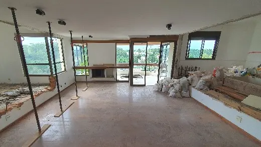 Funcionários trabalhando em fase avançada na reforma do novo Apartamento Real Parque
