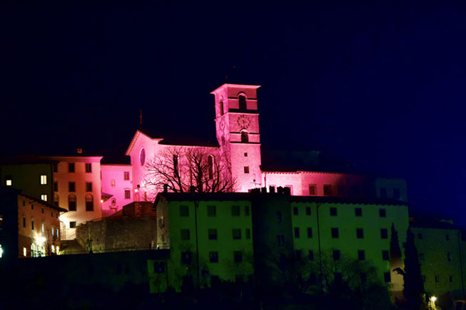 Il santuario di Castelmonte illuminato di rosa (www.gazzetta.it)