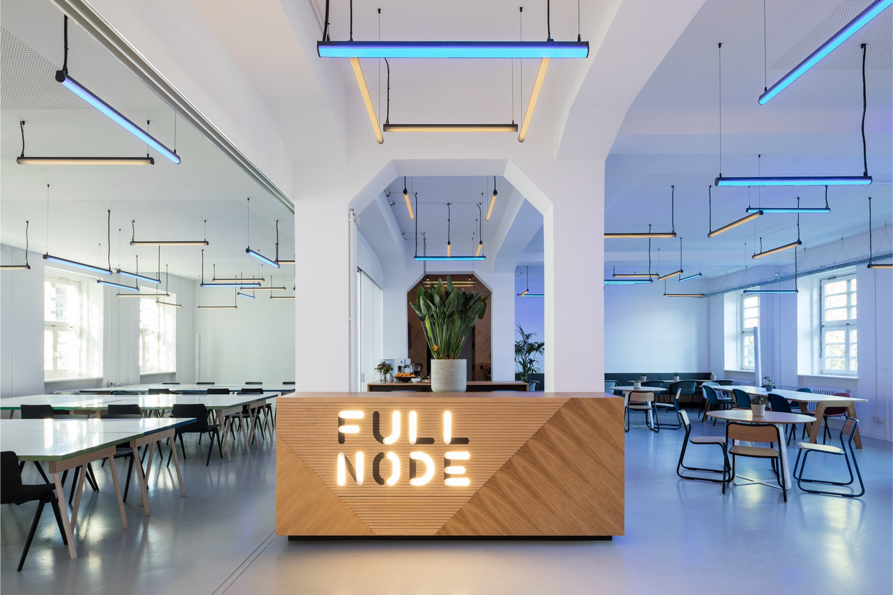 Eingangs- und Empfangsbereich von Full Node Berlin mit Lichtplanung von Studio De Schutter