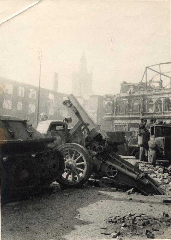 Немецкая техника, захваченная частями Красной Армии, на улицах Кенигсберга.