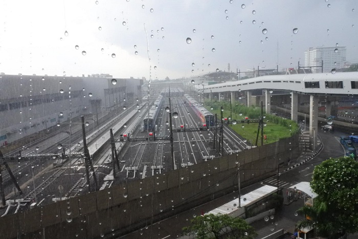 Pemandangan dari dalam jembatan layang di Simpang Temu Lebak Bulus. Pejalan kaki tidak perlu khawatir akan kehujanan. 