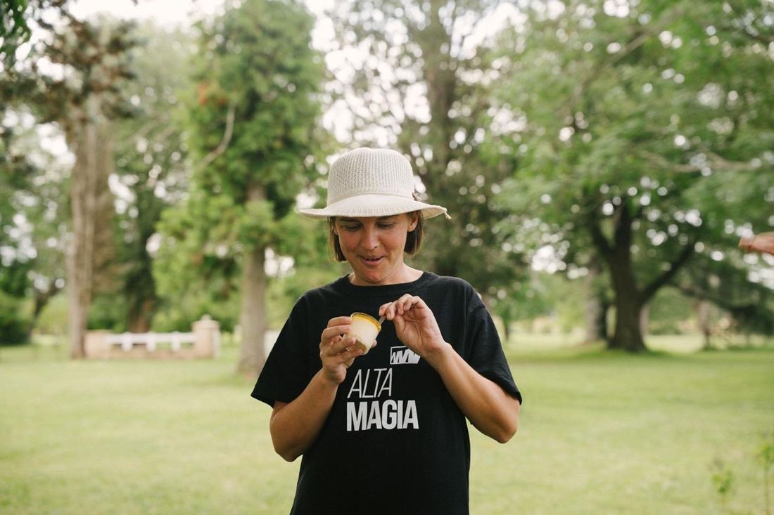 Maga con la remera de Alta Magia