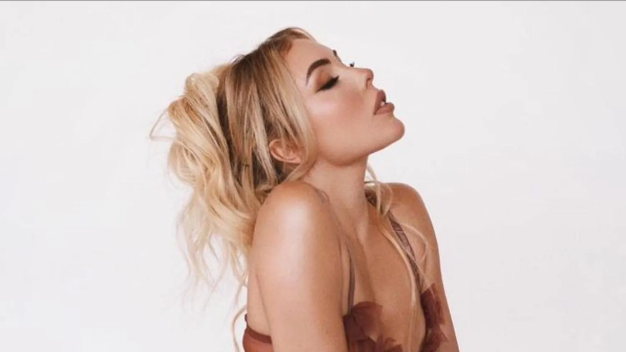 Infartantes escotes de Maya Nazor dejan muy poco a la imaginación