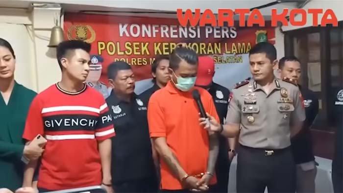 Baim Wong tak berhenti melihat Rizky saat di konferensi pers.
