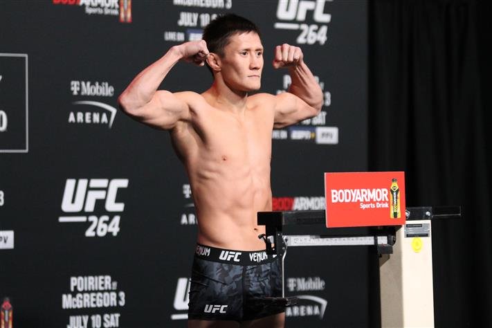 Боец на UFC е женен за 2 жени и има 6 деца
