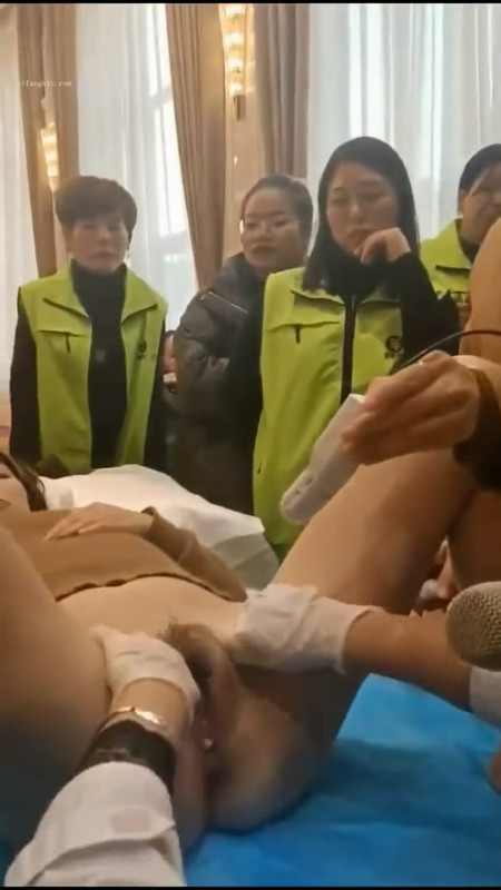 3现场教学：众学员围观女性私密保养，老师手法不错，学会了绝对能征服富婆！ (1)