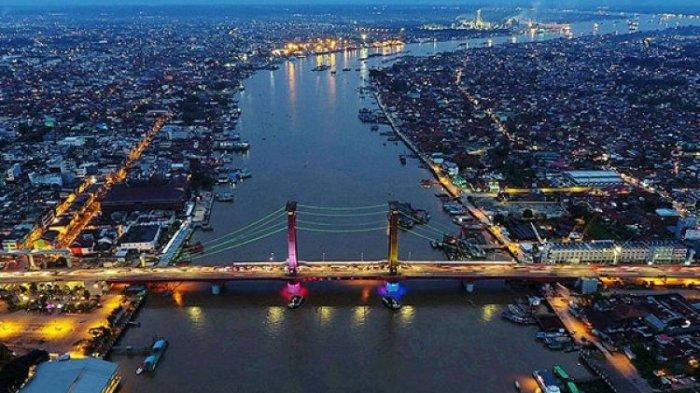 Suasana pengujung senja di Jembatan Ampera, Palembang, Sumatera Selatan, Selasa (7/3/2017) 

