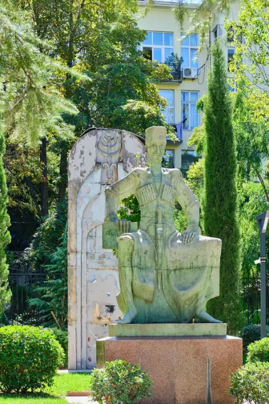 2-monument-georgian-writer-konstantine-gamsakhurdia-gegeshidse-park-tbilisi-monument-georgian-writer