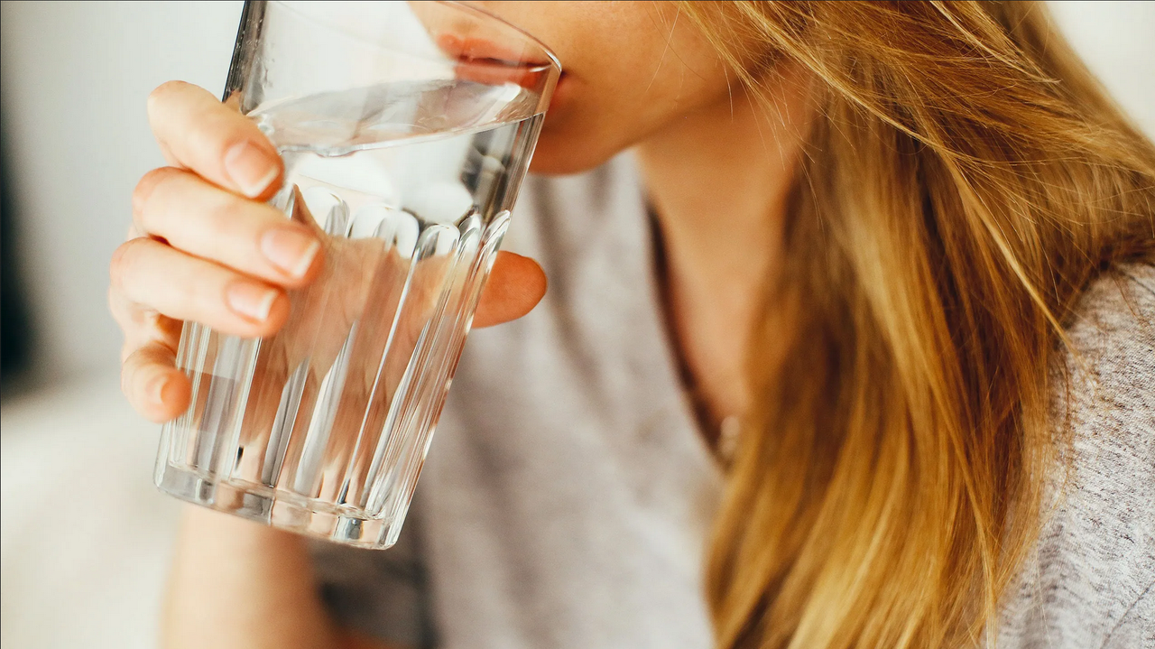 ¿Qué pasa si tomo agua en ayunas? Conoce sus beneficios para la salud