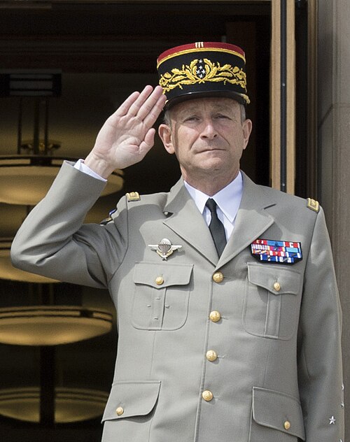 Le général De Vaulle saluant la population un salut militaire au début de son apparition à la télévision