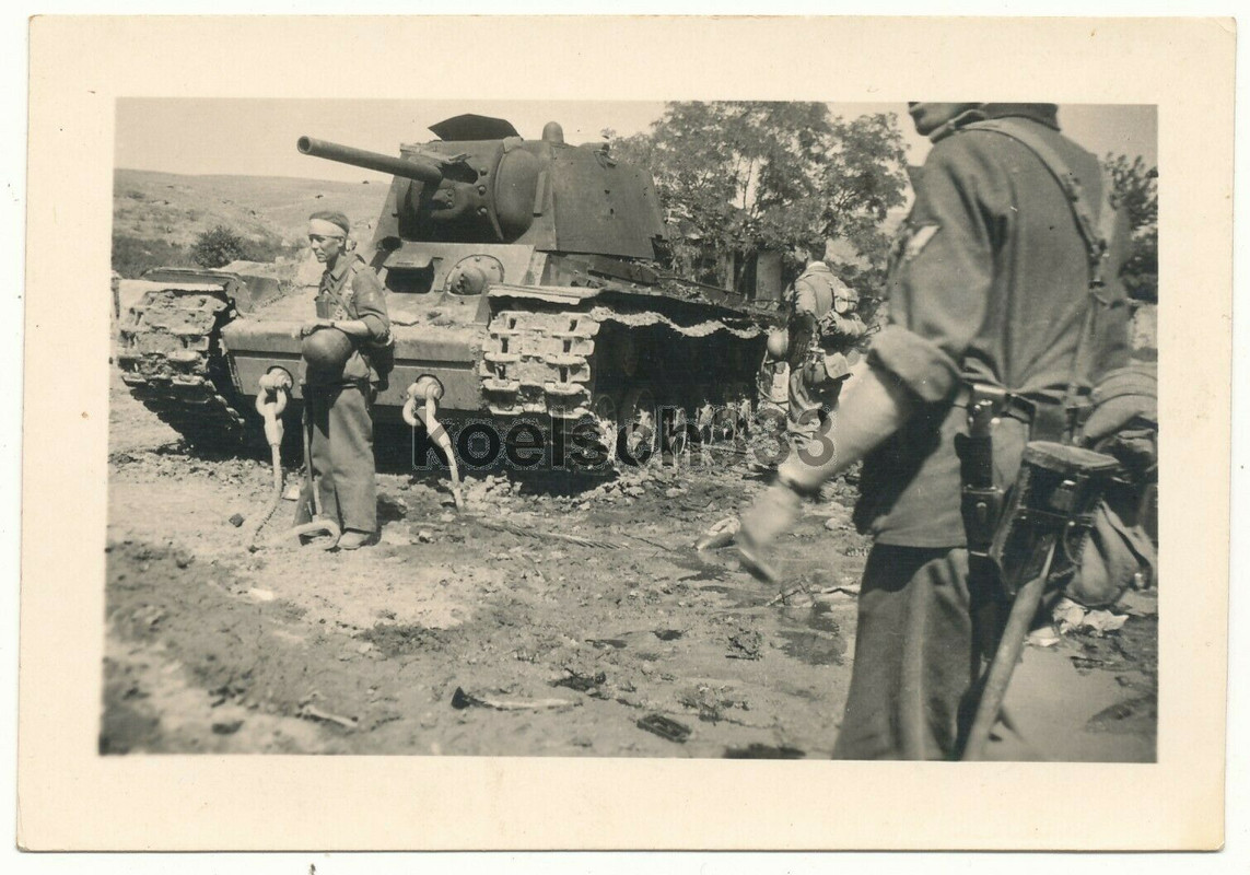 Grenadiere am russischen KW-I Panzer ! Beute Tank 371. ID Kalmüc