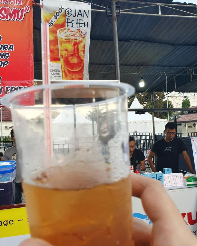 Gibran Rakabuming membeli minuman Jan Es Teh