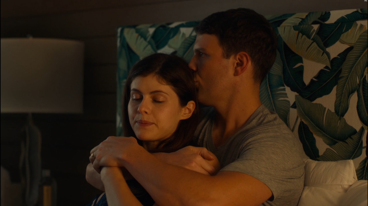 Alexandra Daddario - The White Lotus S01E01 (2021) 2160p Web.mp4_snapshot_06.19.670