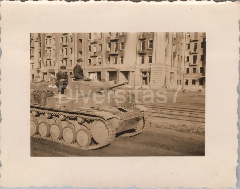 Foto a Nachl. Uffz H Gollner Panzer-Regt. 4, Panzer in Minsk Belarus D-82