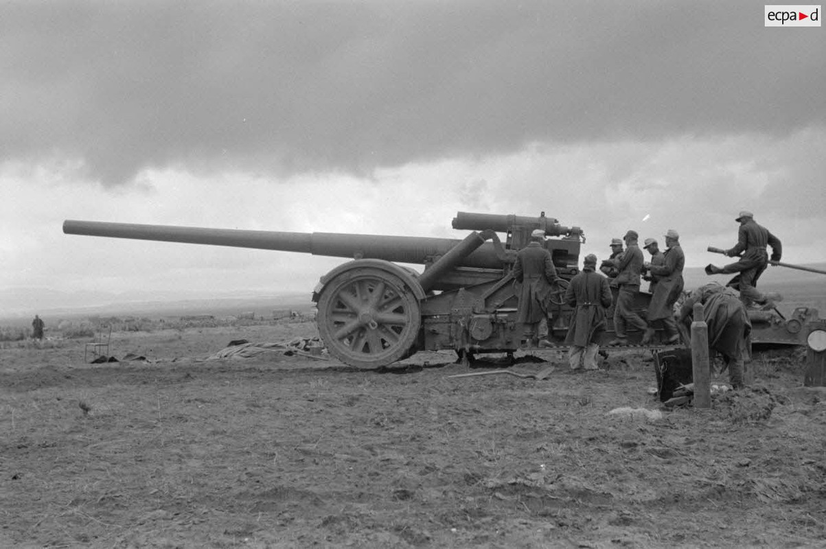 Une pièce de 17 cm K18 appartenant au Afrika-Artillerie-Regiment 2 sous le commandement d'un Leutnan