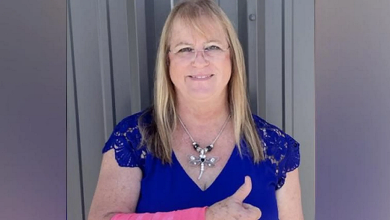 ¡Casi se la comen viva! Mujer es atacada por serpiente y halcón al mismo tiempo