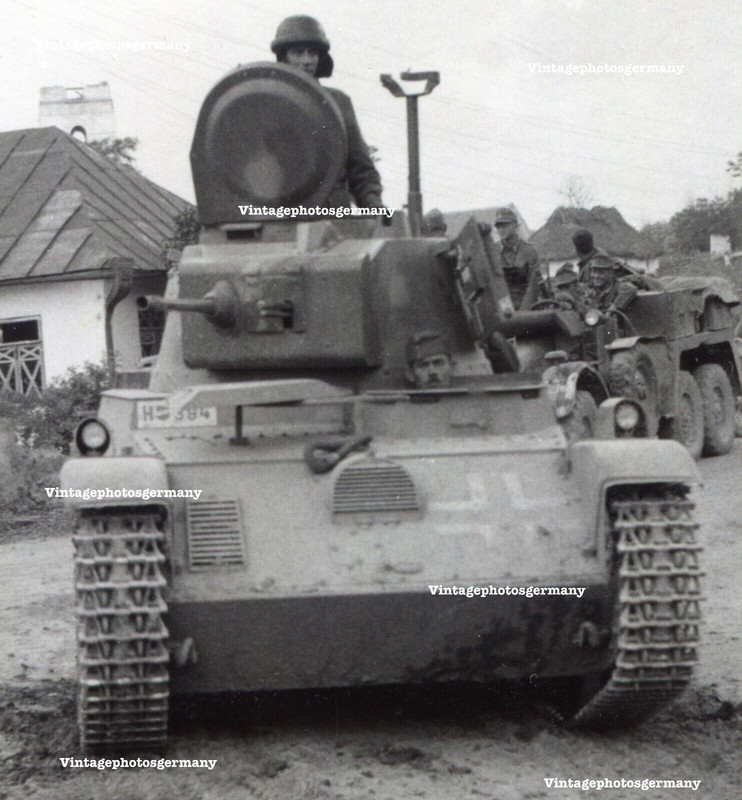 D1179 Foto Balkan Ungarische Beute - Panzer 38M Toldi mit Balkenkreuz (1)