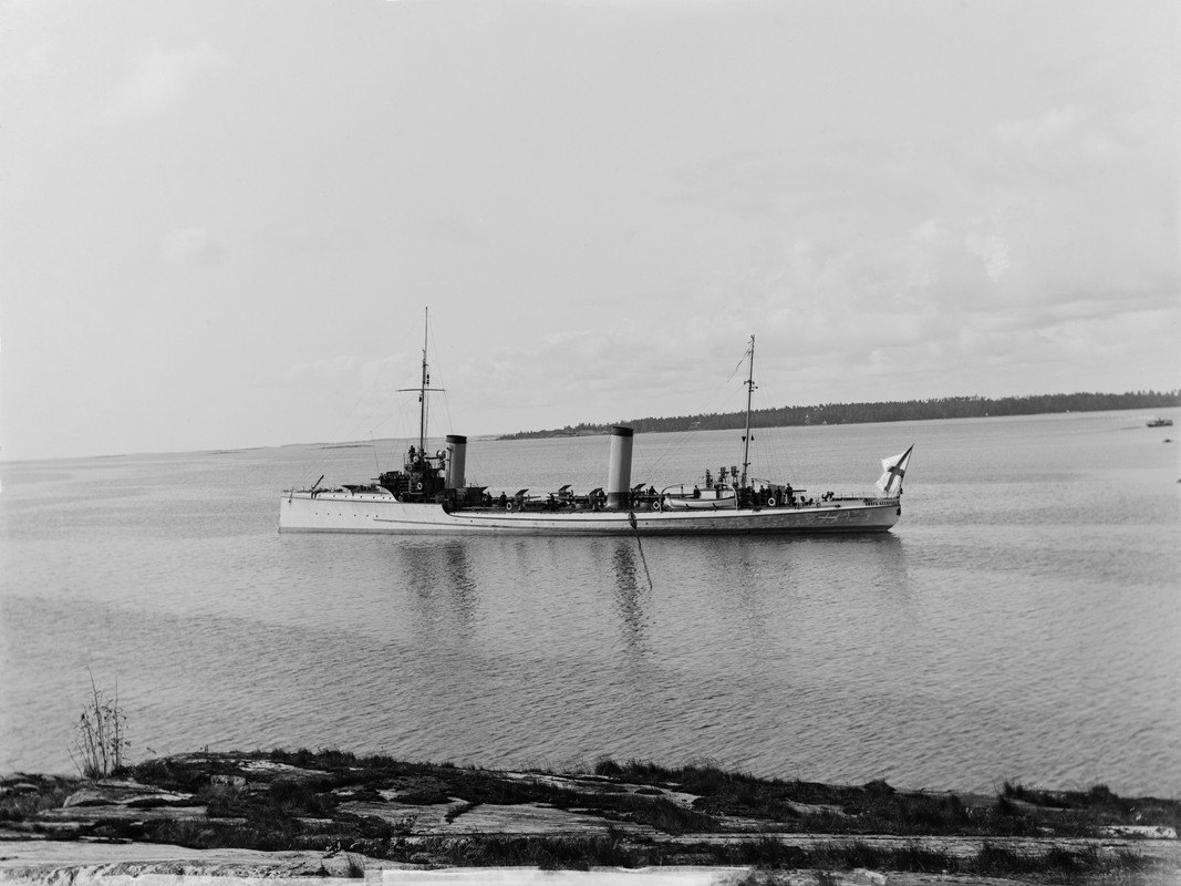 Venäläinen torpedovenehävittäjä Emir Buharski rauhallisesti lipumassa kohti ulappaa merenselkää