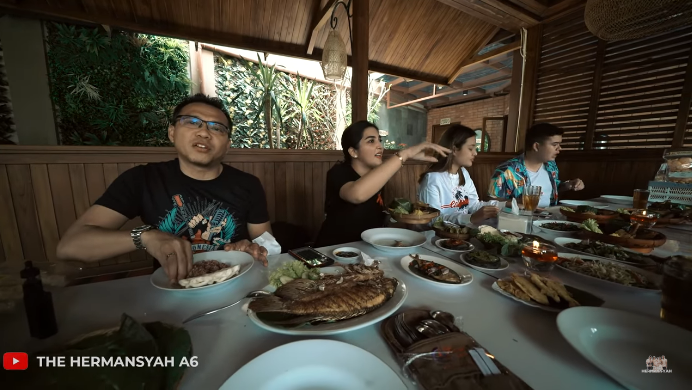 Anang Hermansyah dan keluarga menyantap makanan sebelum ke villa