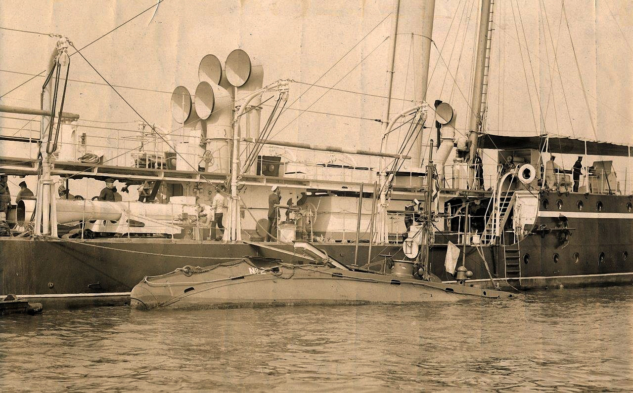 HMS №2 у борта торпедной канонерской лодки Hazard