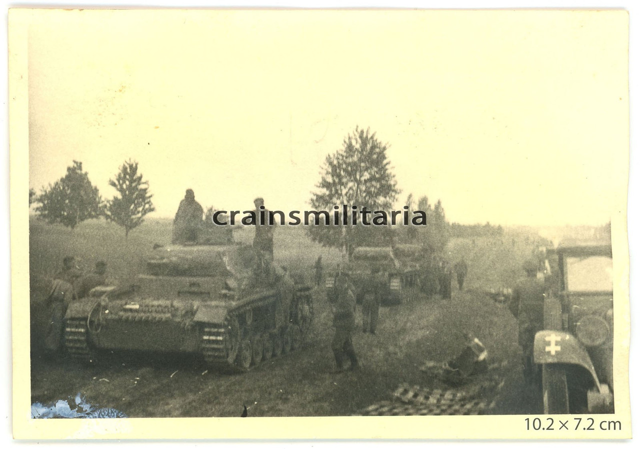 Orig Foto Vormarsch Panzer III Tank und 60 ID Kübelwagen Ukraine 1941 Russland