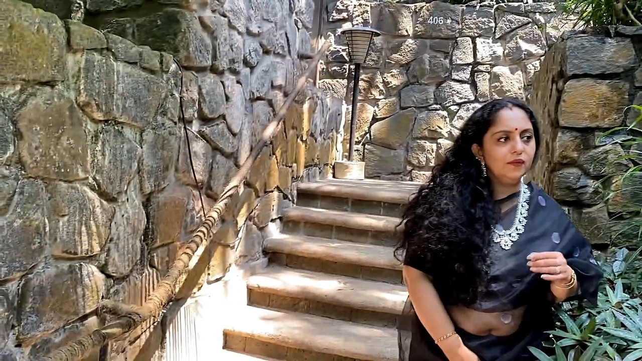 Sindhu Krishna Big Navel in saree.mp4_snapshot_00.49.970