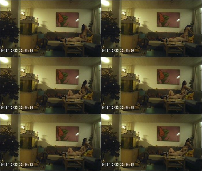 Im-Wohnzimmer-auf-der-Couch-3.jpg