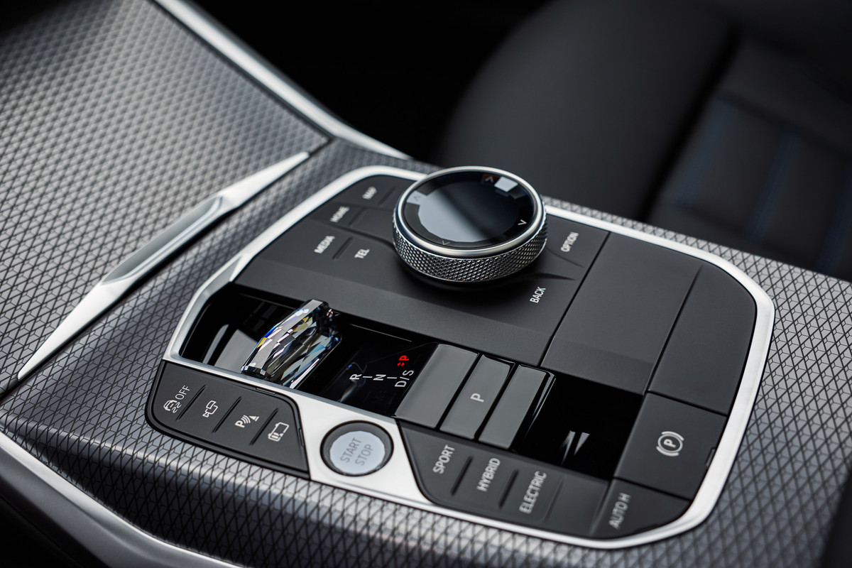 P90549669_highRes_the-new-bmw-330e-tou