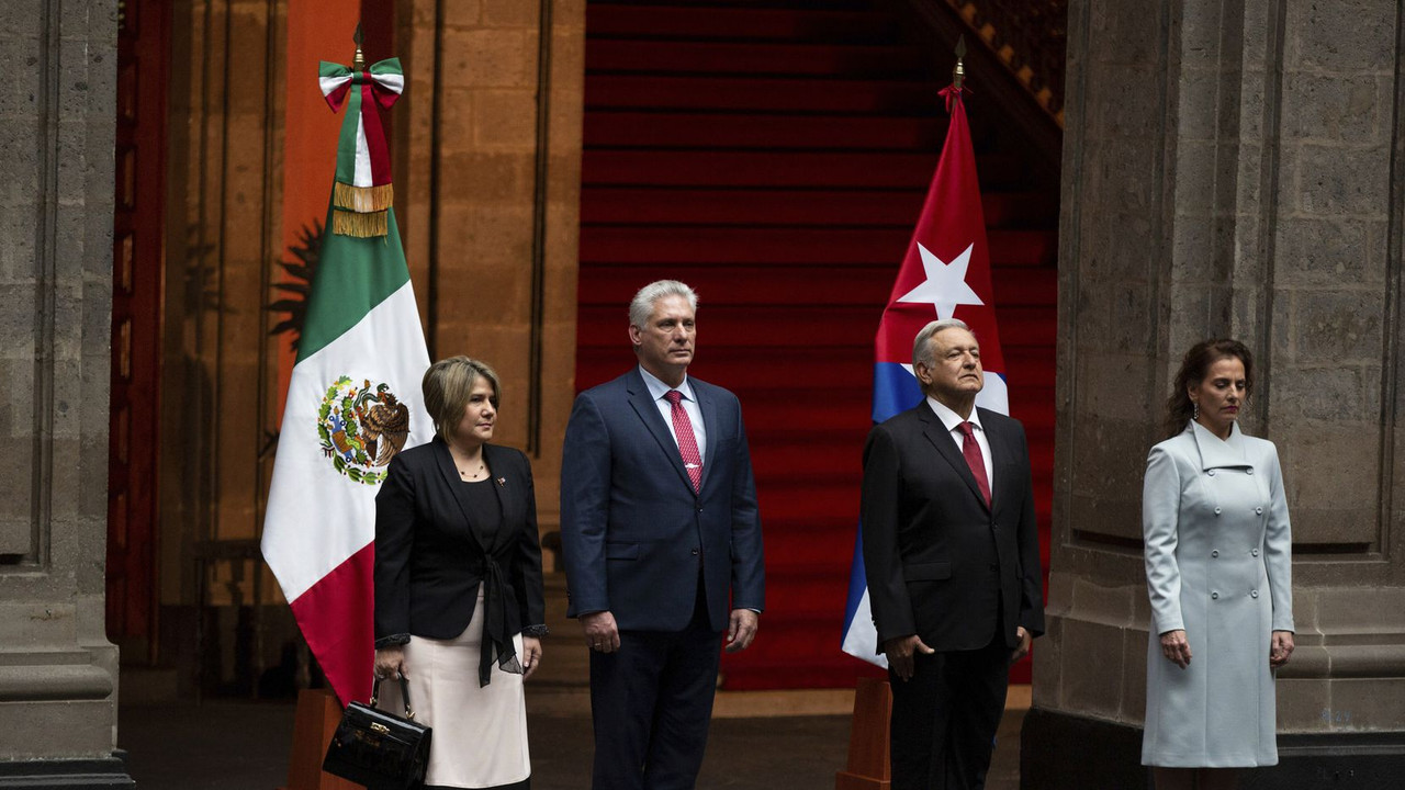 AMLO es condecorado en Cuba con la Orden Nacional José Martí