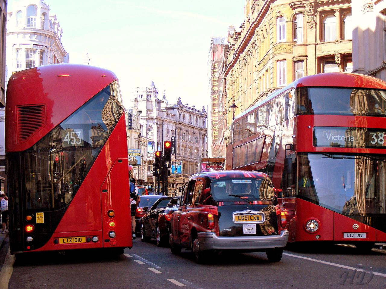 Red-city-buses-London-HD.jpg