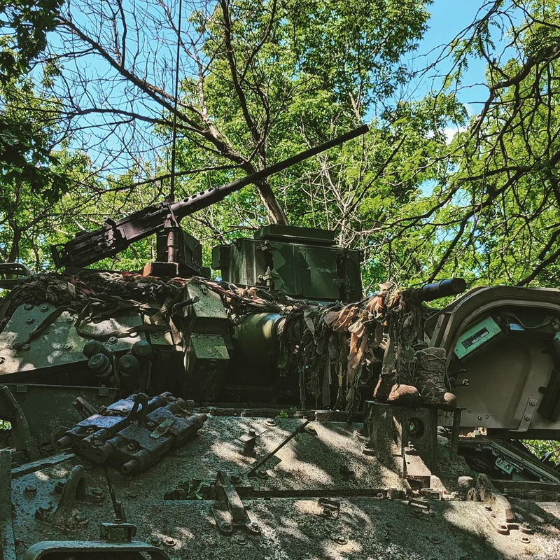La saga des chars Bradley en Ukraine - Page 2 M2-A2-Bradley-ukrainien-avec-une-modification-de-campagne-une-mitrailleuse-M2-de-calibre-50-pour-le