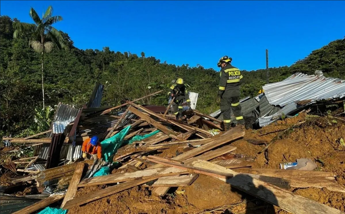 Suman 33 muertos por alud en una carretera de Colombia