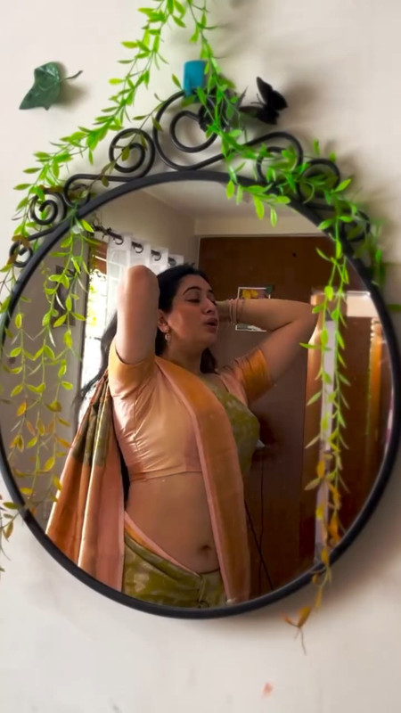 [Image: ksudha-sexy-big-deep-navel-in-cream-sare...26-011.jpg]