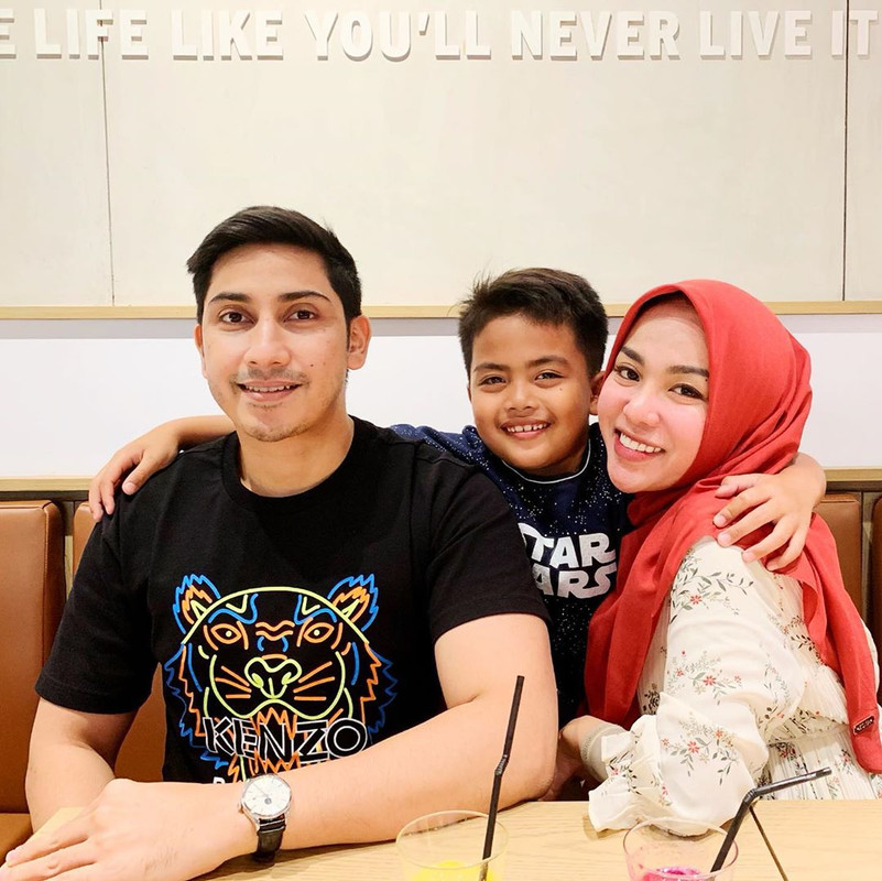 Medina Zein dan suaminya, Lukman Azhari beserta anak pertamanya.