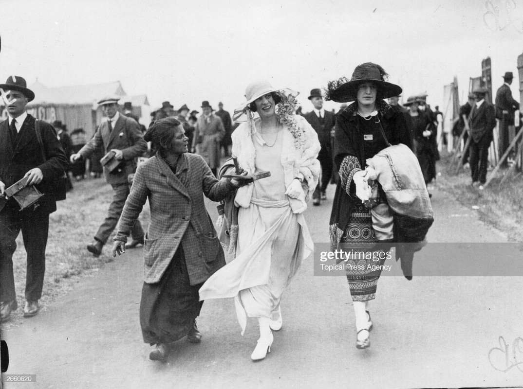 june-21st-1923-two-wealthy-women-walking-briskly-away-from-v0-us23q09uic7b1