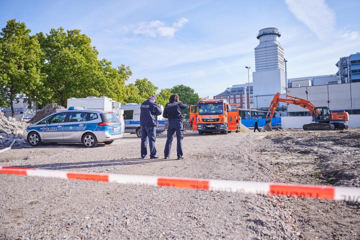 Agentes de la Policía en la zona donde se ha encontrado una bomba de la Segunda Guerra Mundial en Moabit, cerca del centro de Berlín. ANNETTE RIEDL-PICTURE ALLIANCE VIA GETTY IMAGES