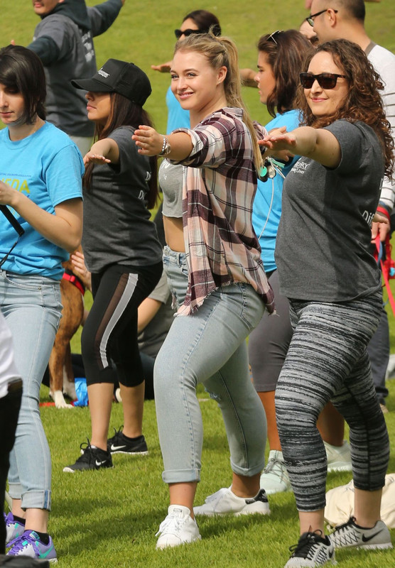 iskra-lawrence-at-nneda-walk-in-santa-monica-03-05-2017_11