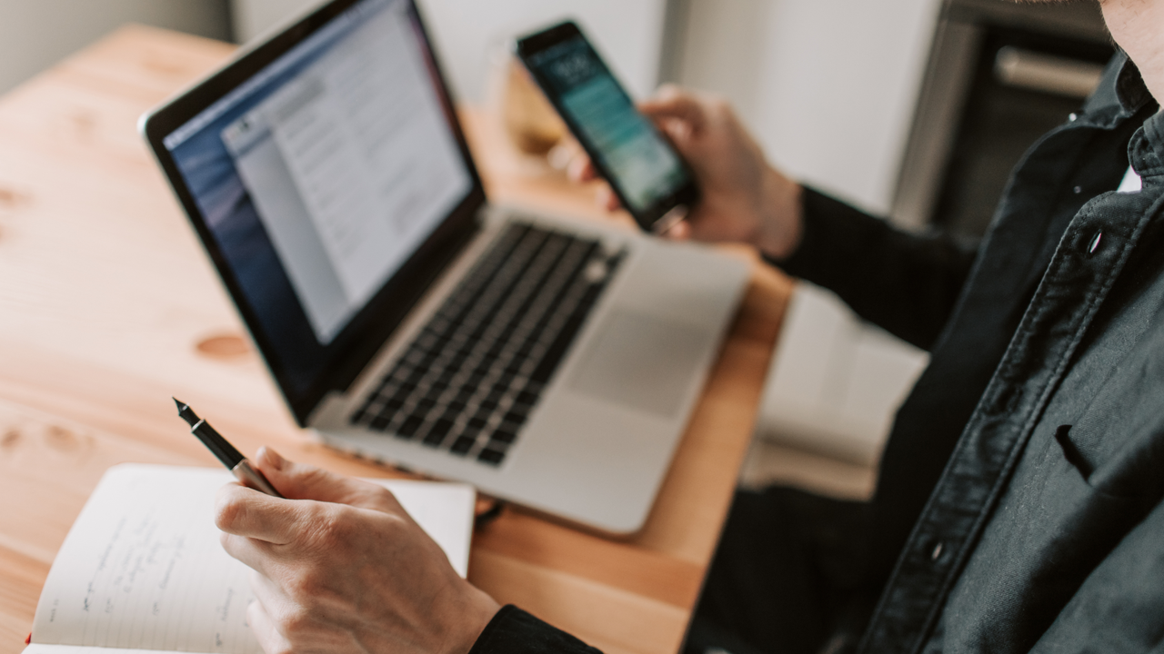 Agente de WhatsApp con logo visible