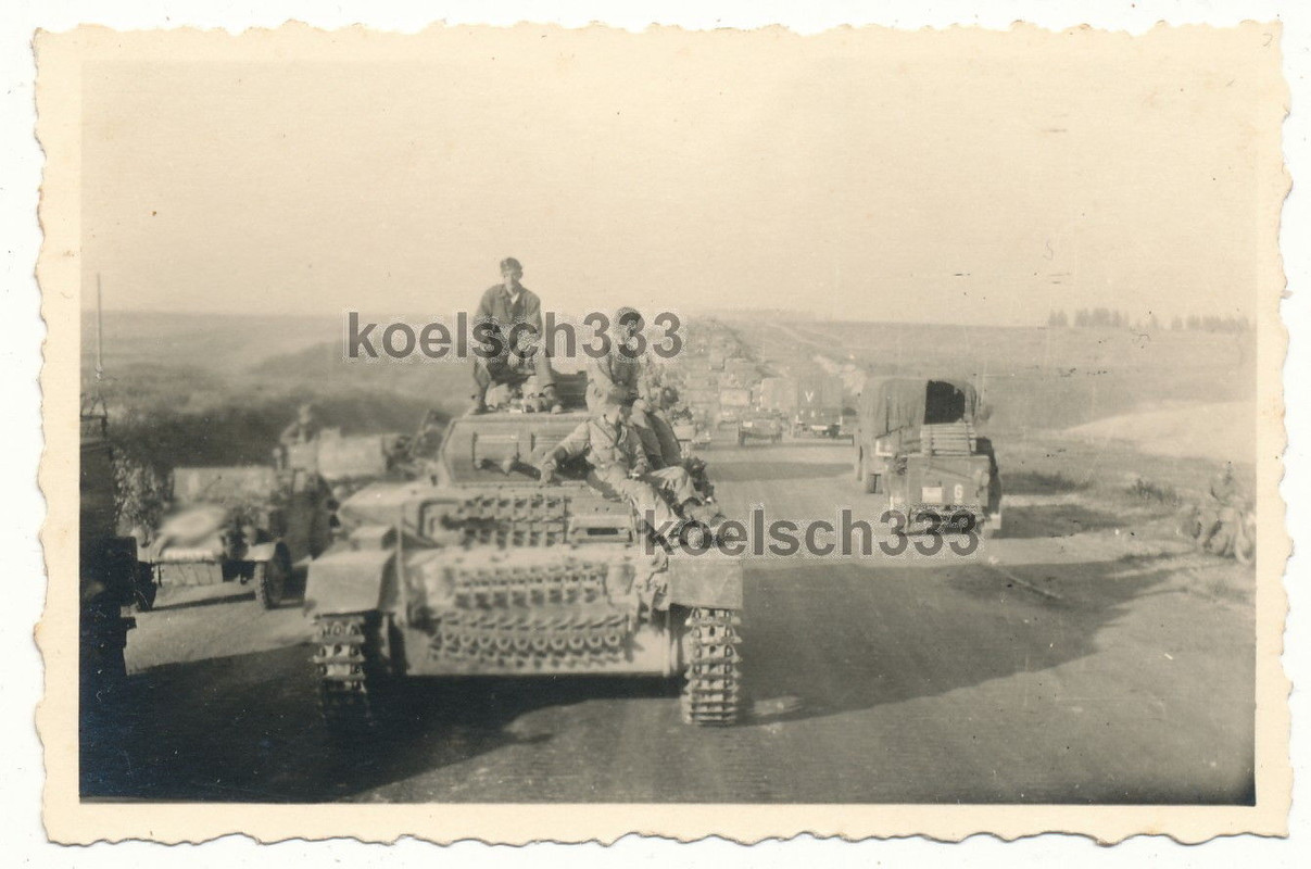 Foto Panzermänner auf Panzer ! Vormarsch 18. Pz. Div. Russland V