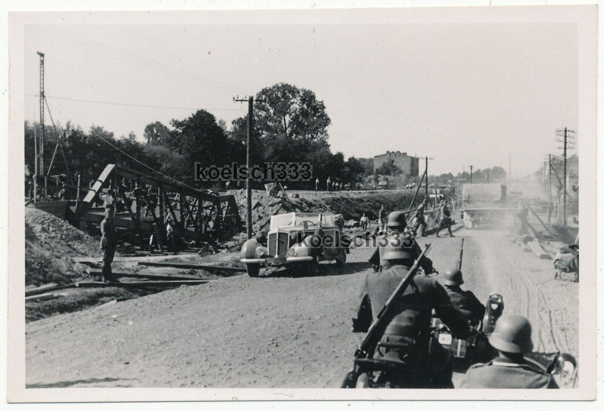 Foto Kradschützen und PKW der Wehrmacht an einer gesprengten Brücke im Osten 1941