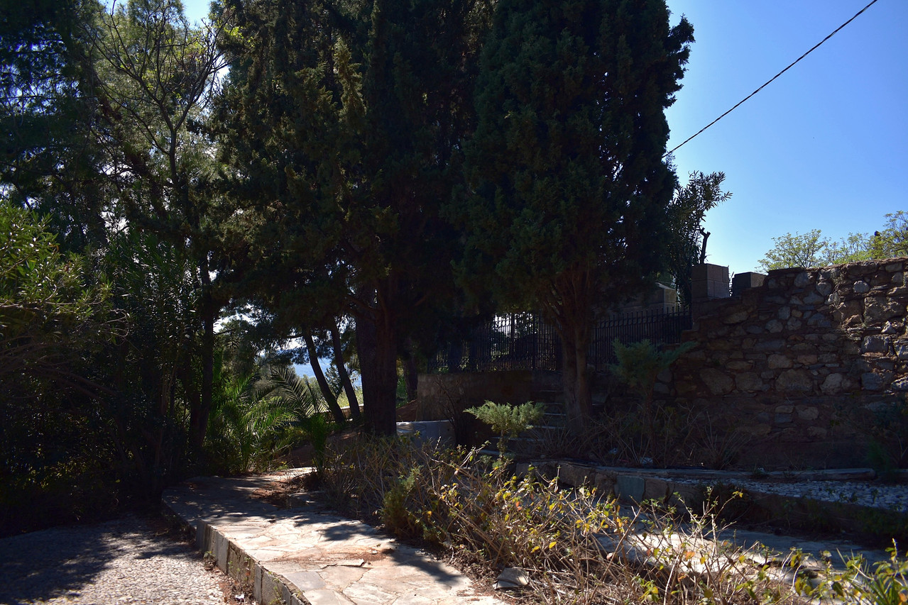 Ο τάφος του ποιητή Γιάννη Σκαρίμπα (7)