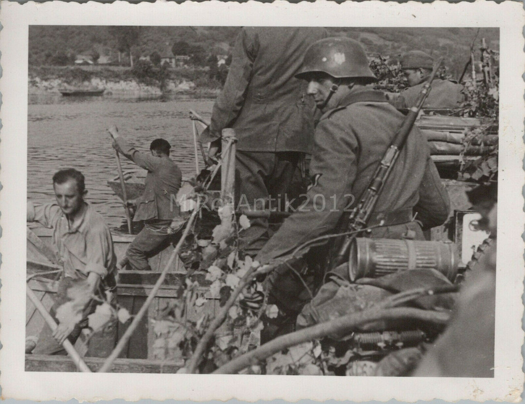 deutsche Infanterie auf einer Kriegsbrücke